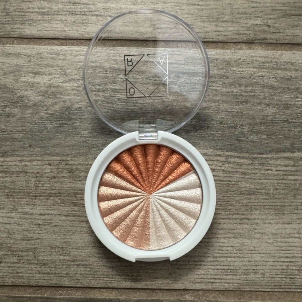 Ofra x Nikkie Tutorials "Everglow" highlighter